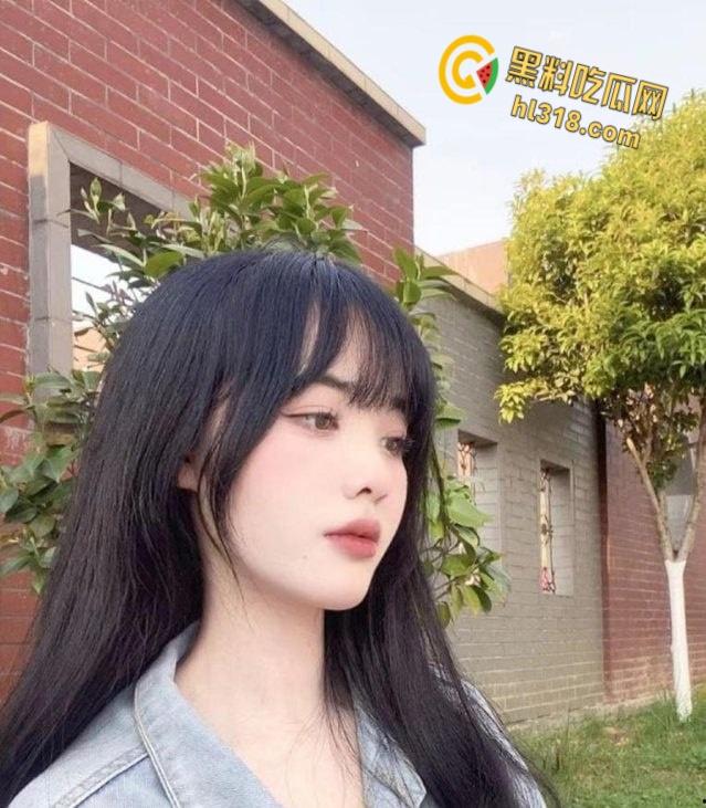 贵州桌游店嫩妹【郑洛芸】,穷人的女神富人的玩具,被富二代调教成母狗,狗趴鞭策舔脚随便玩 !-2