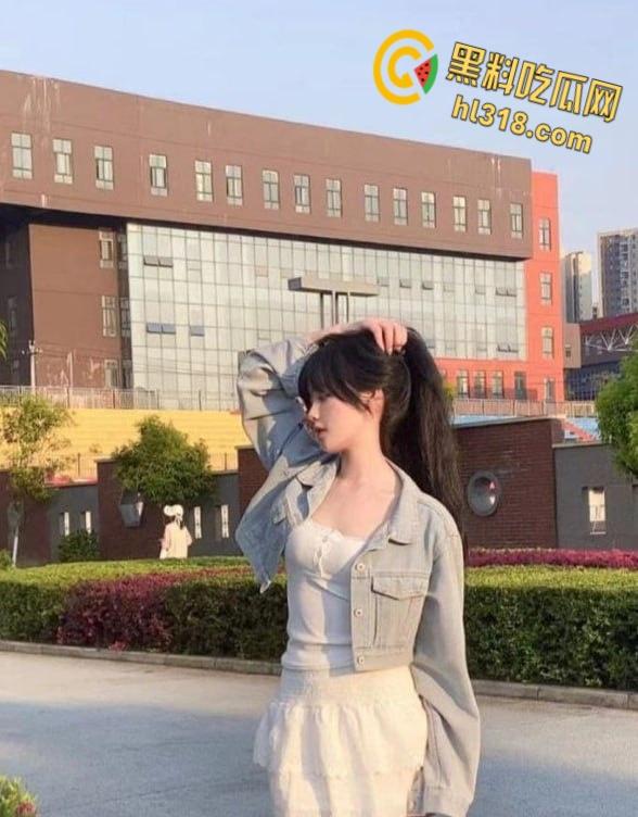 贵州桌游店嫩妹【郑洛芸】,穷人的女神富人的玩具,被富二代调教成母狗,狗趴鞭策舔脚随便玩 !-3