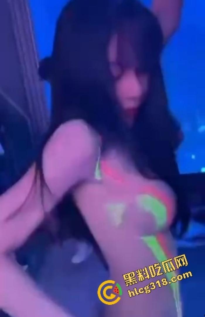 K房全裸接客制，香奶滑臀油光锃亮，唱一首舔三口，不挑脸不挑屌，包夜随便草，钱到位谁都能射进高音区！-6