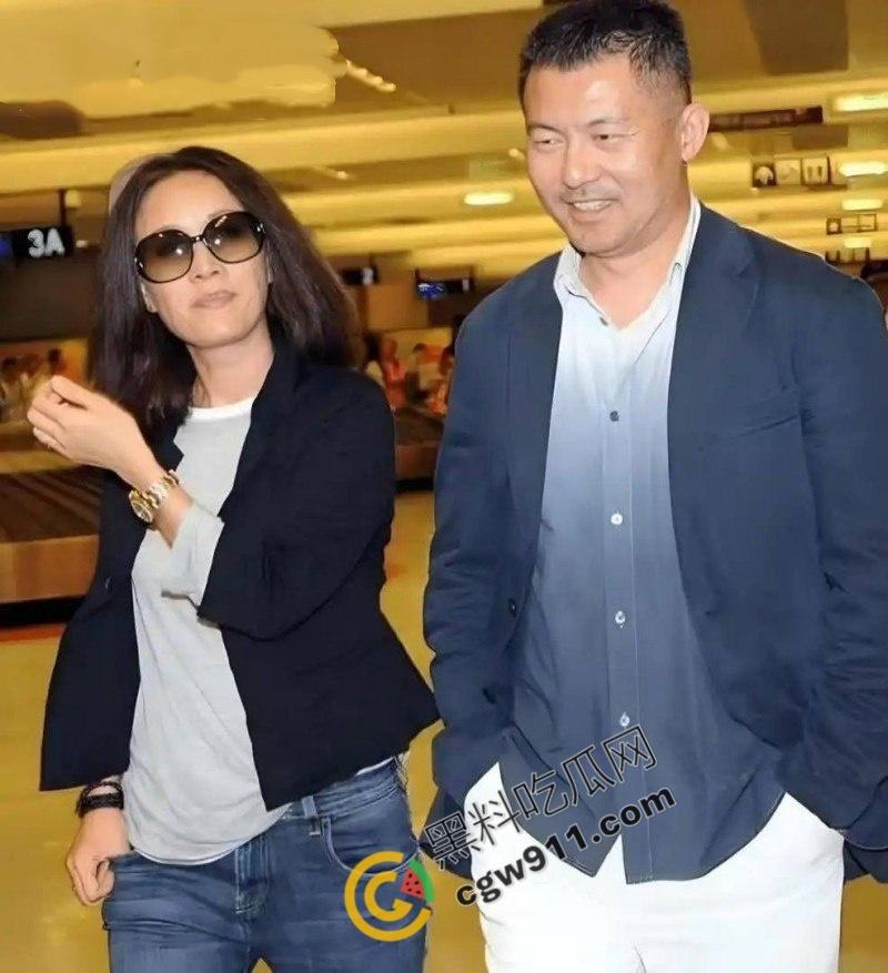 华语天后【那英】婚姻危机！老公【孟桐】千金包下会所，猛烈爆操美女骚穴，视频曝光炸裂，骂声一片！-18