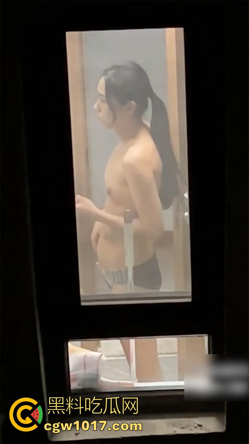 偷窥爱好者福利来袭，大神冒死偷拍空姐，日常生活曝光，真实窥视多角度宿舍日常，洗澡换衣服，娇嫩身躯蜜桃臀无限诱惑！-7