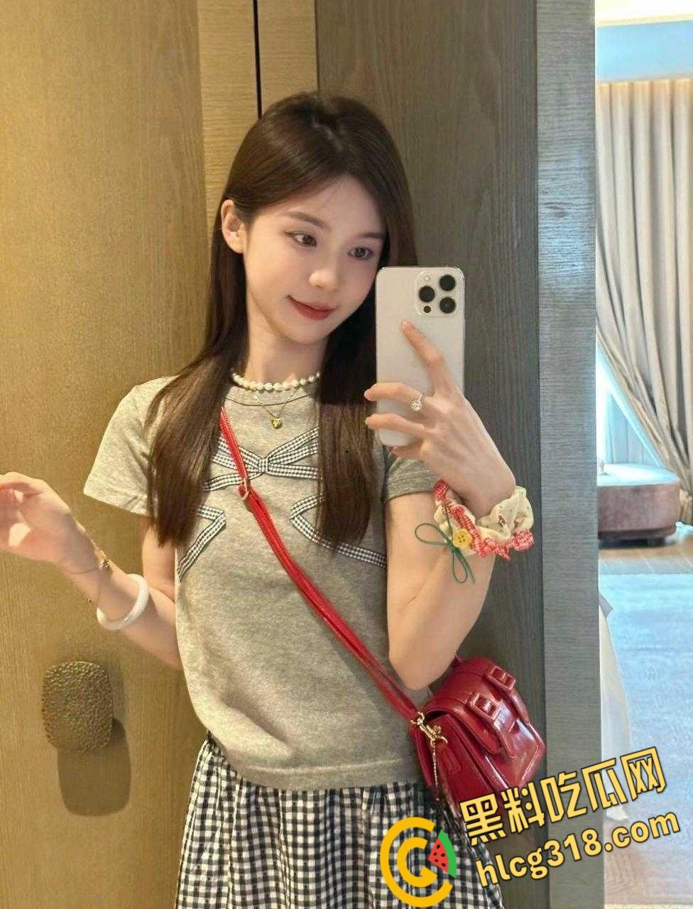 浙江大学清纯学妹【陈长蓉】，追了几天没想到还兼职外围，鲜花约会软磨硬泡白嫖，粉嫩小穴无套内射！-1