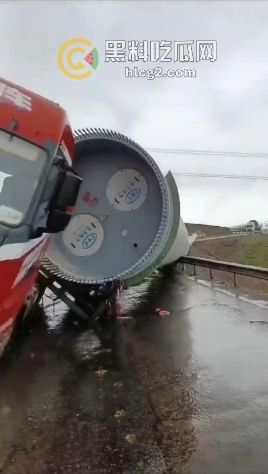 西藏青藏线大堵车！风力发电货车侧翻致数十公里堵塞，游客大呼：无路可逃！-1