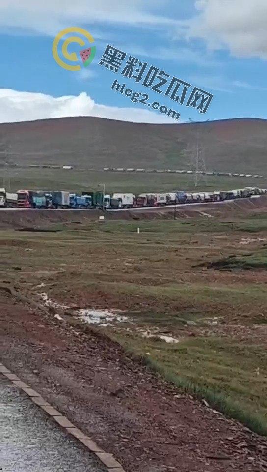西藏青藏线大堵车！风力发电货车侧翻致数十公里堵塞，游客大呼：无路可逃！-7