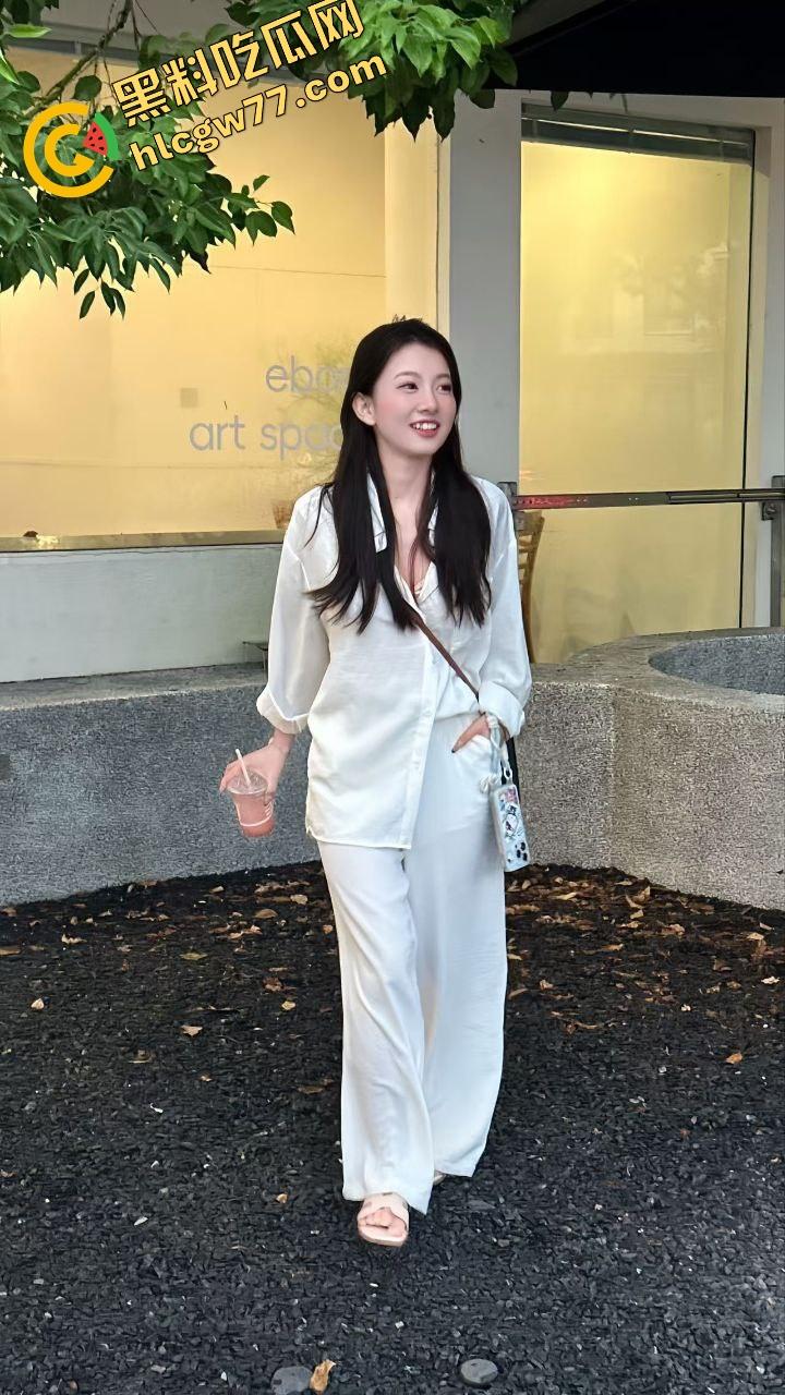 承德巨奶哺乳少妇放奶实录曝光!两颗大奶子胀得发亮,乳白喷涌不停,全程看得人鸡儿发胀想上手!-1