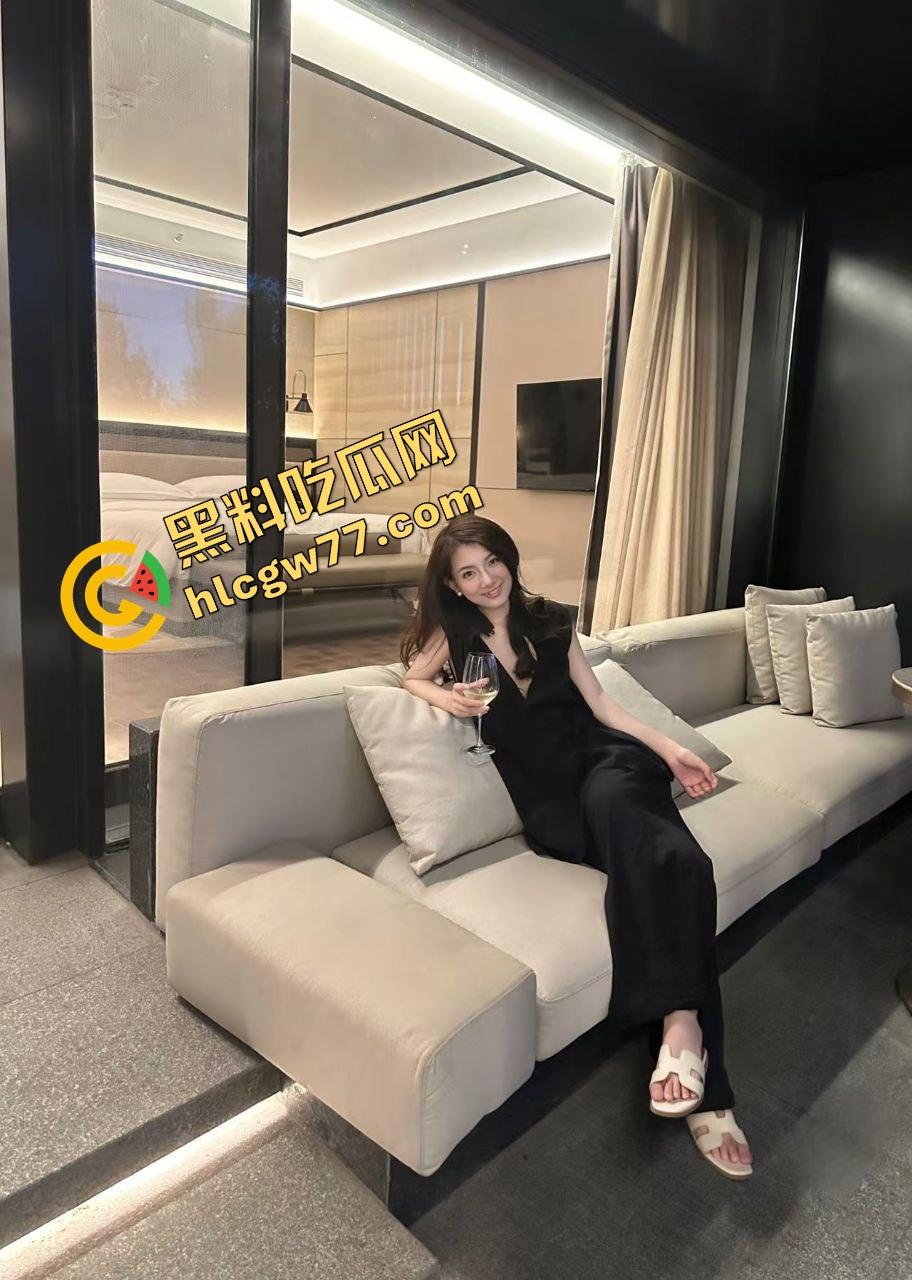 承德巨奶哺乳少妇放奶实录曝光!两颗大奶子胀得发亮,乳白喷涌不停,全程看得人鸡儿发胀想上手!-5