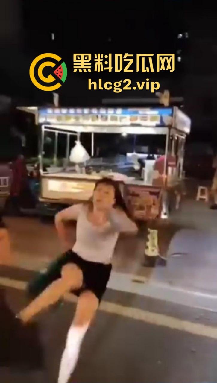 仙女病发作！街头撒泼自残还被嘲讽，出手打人踢飞自己，血压爆表的尴尬时刻！-4