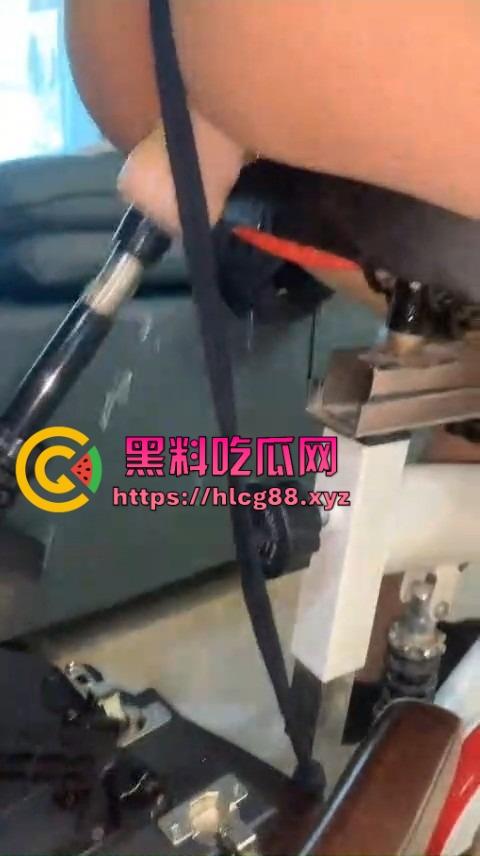 深圳罗湖三中『孙友鑫』动感炮机车练骚穴，家中炮机操穴喷淫瀑，飞流三千尺全是淫水透心凉！-11