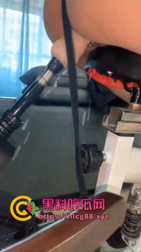 深圳罗湖三中『孙友鑫』动感炮机车练骚穴，家中炮机操穴喷淫瀑，飞流三千尺全是淫水透心凉！-12