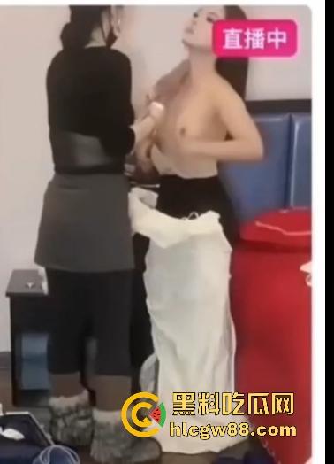 抖音七月化妆师Coco 给高颜值美女新娘化妆直播 展示精美妆容和婚纱 结果竟直播露点走光！-4