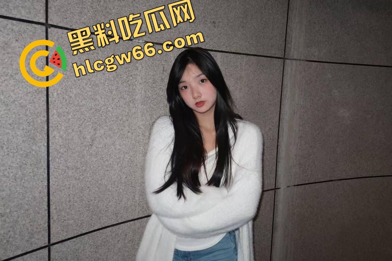 别看穿JK装，南充女大【李萌】骚得一匹，清纯大三女自拍掰穴自慰流出，阴唇黑得像涂了墨水！-4