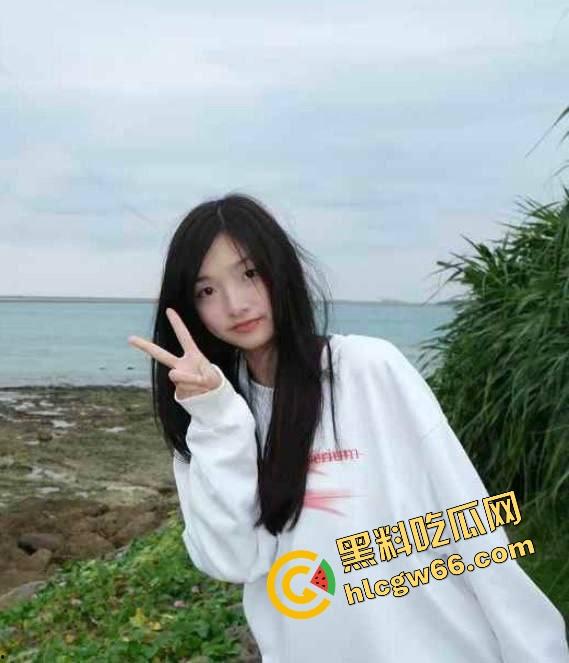 别看穿JK装，南充女大【李萌】骚得一匹，清纯大三女自拍掰穴自慰流出，阴唇黑得像涂了墨水！-5