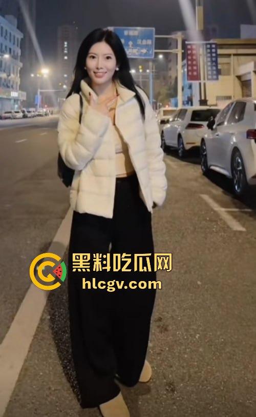 蓝天白云的宝马挡不住出轨的骚操作！网红『阿冉』背着老公偷情小白脸，丈夫拉横幅曝光床照反击！-20