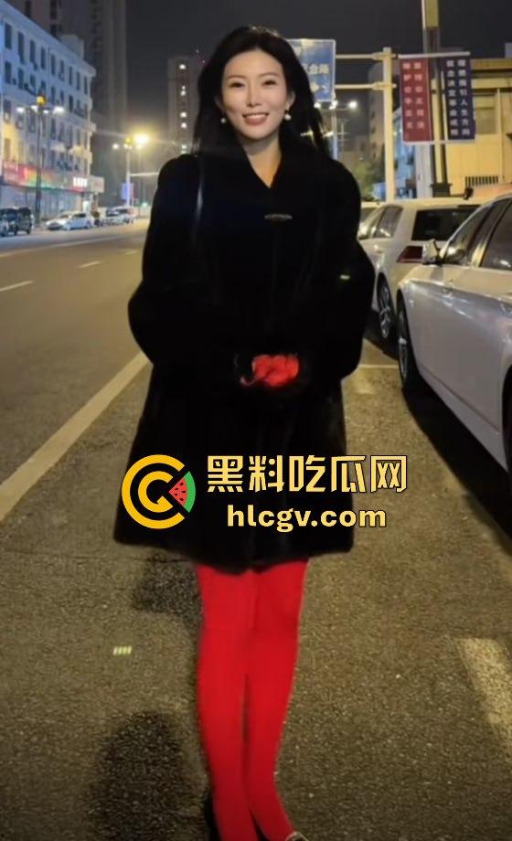 蓝天白云的宝马挡不住出轨的骚操作！网红『阿冉』背着老公偷情小白脸，丈夫拉横幅曝光床照反击！-22