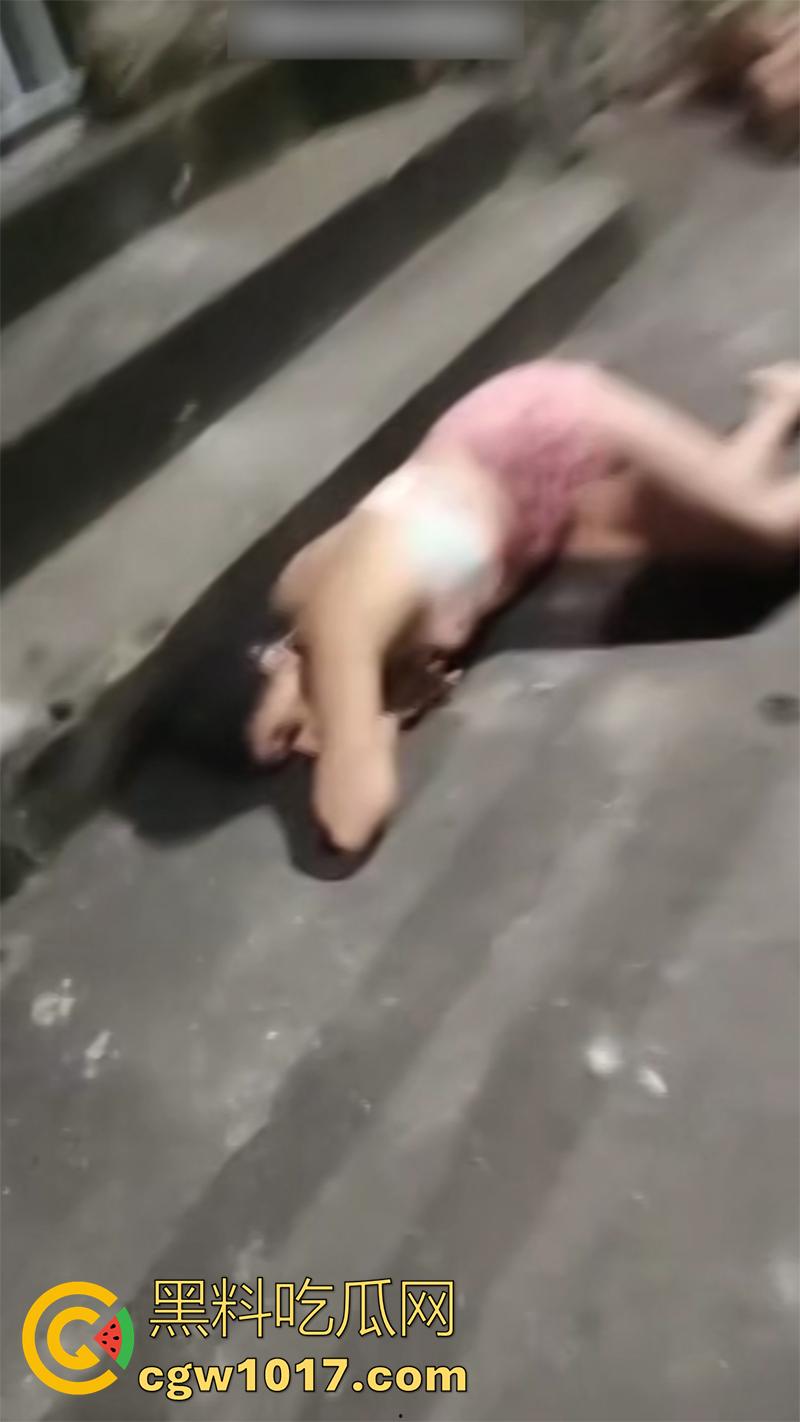 国外偷情的惨痛代价，情夫直接被爆头，老公不解恨还上前补枪，这出轨的代价还真不小啊！-2