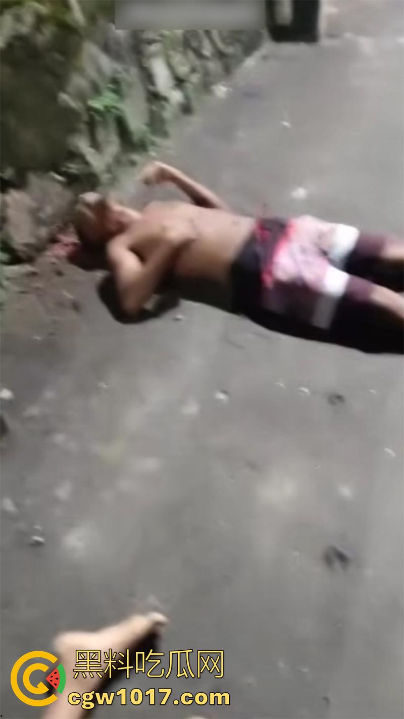 国外偷情的惨痛代价，情夫直接被爆头，老公不解恨还上前补枪，这出轨的代价还真不小啊！-3