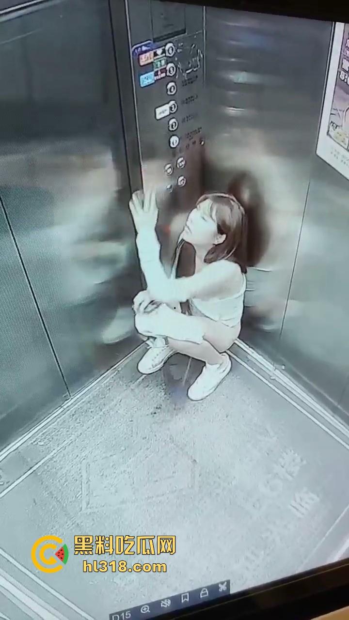 憋不住了！温州极品美女电梯放尿，看出来很急，脱下裤子就尿，还用手玩尿，监控拍的清清楚楚！-4