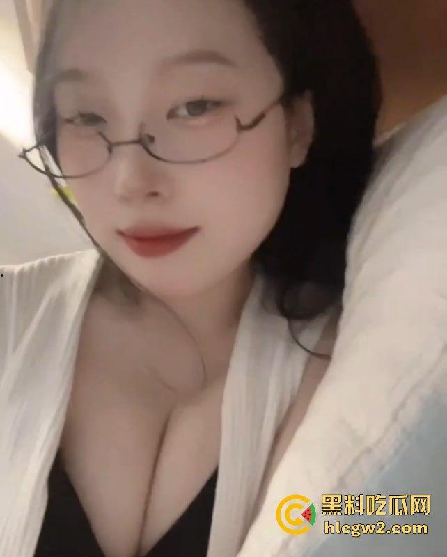 快手网红【玫瑰888】大秀完美身姿，榜一大哥怒砸重金却只给看不给草，爆料全因不爽！-16