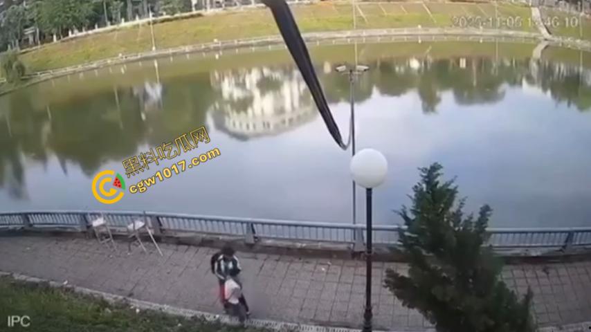 越南13岁男孩持刀暴走：将同学捅伤后推入湖中，辱骂激发致命仇恨，监控全程记录，复仇摄人心魄！-1