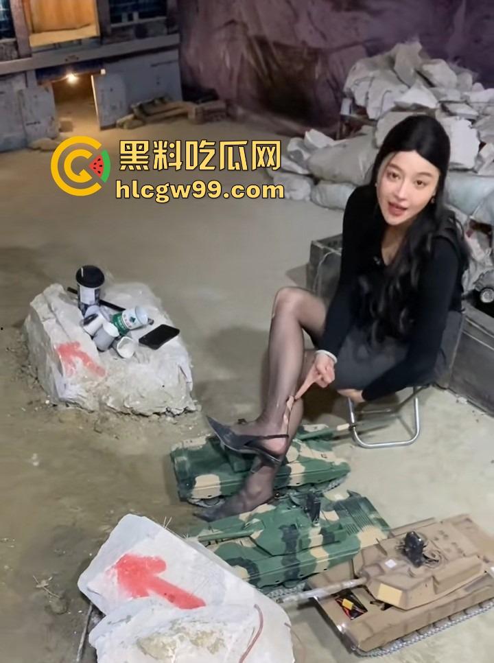 抖音『鑫荣佳RC坦克大战』玩出花,粉丝控制坦克B点猛攻,主播丝袜一天换三条,守着B点被戳到怀疑人生!-4