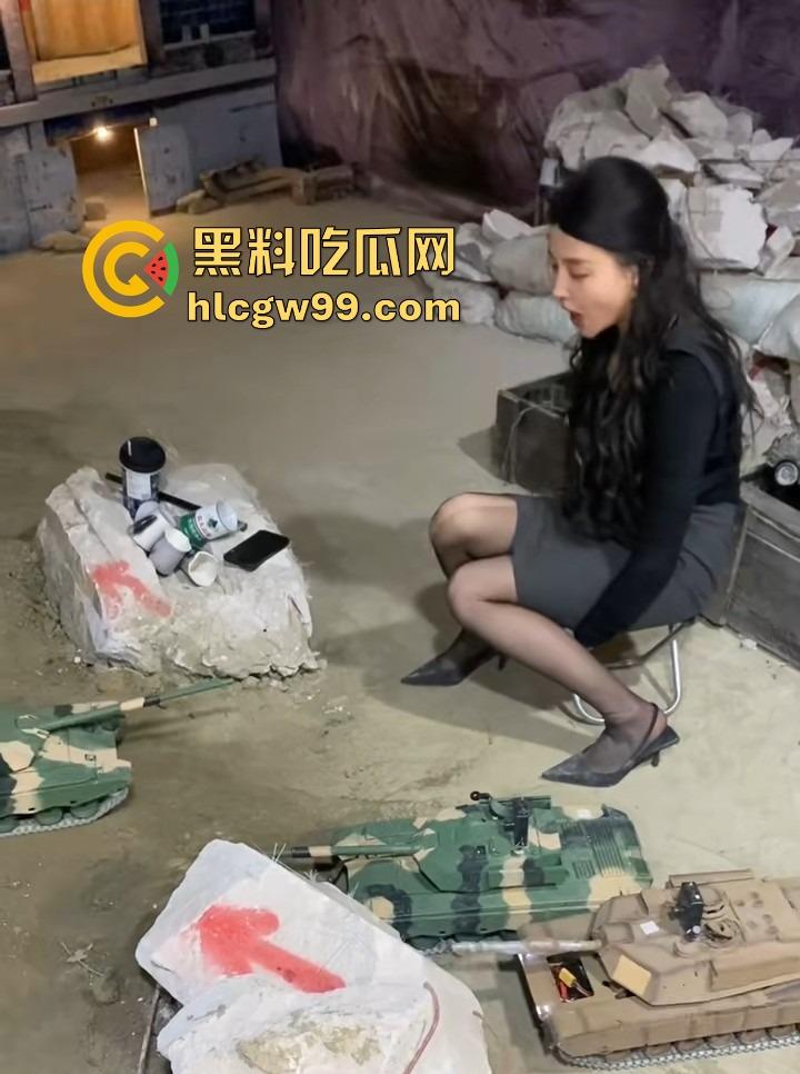 抖音『鑫荣佳RC坦克大战』玩出花,粉丝控制坦克B点猛攻,主播丝袜一天换三条,守着B点被戳到怀疑人生!-5