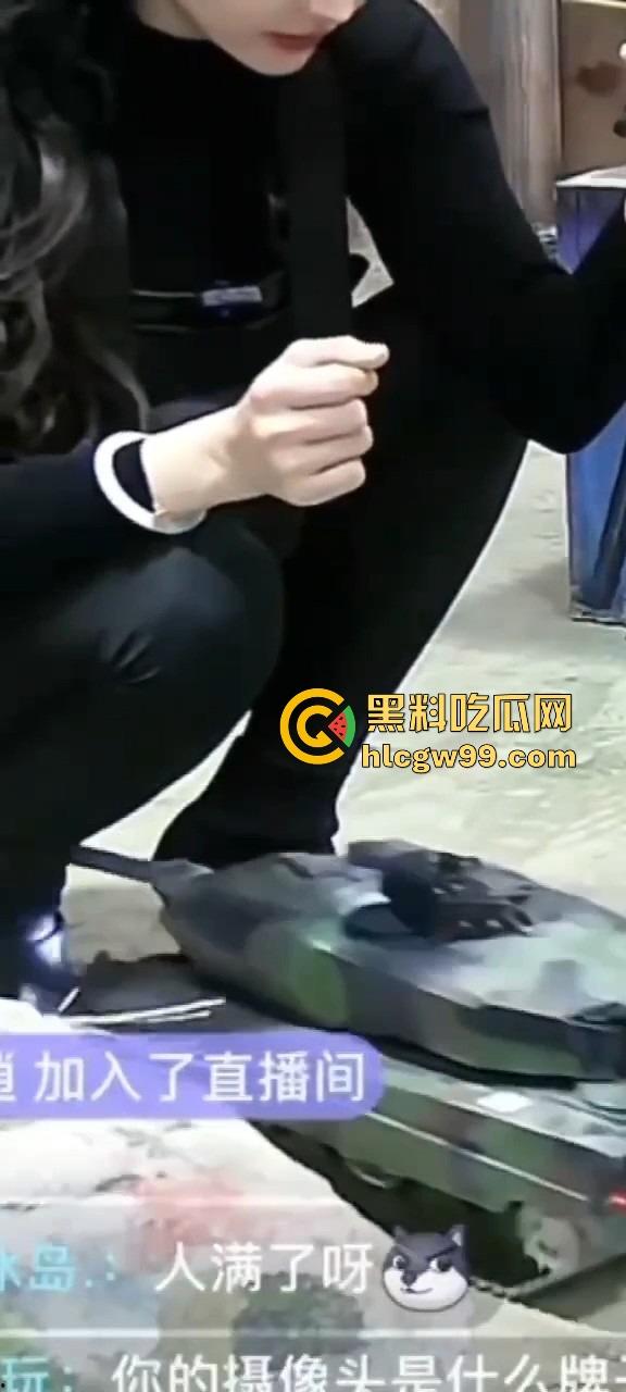 抖音『鑫荣佳RC坦克大战』玩出花,粉丝控制坦克B点猛攻,主播丝袜一天换三条,守着B点被戳到怀疑人生!-10