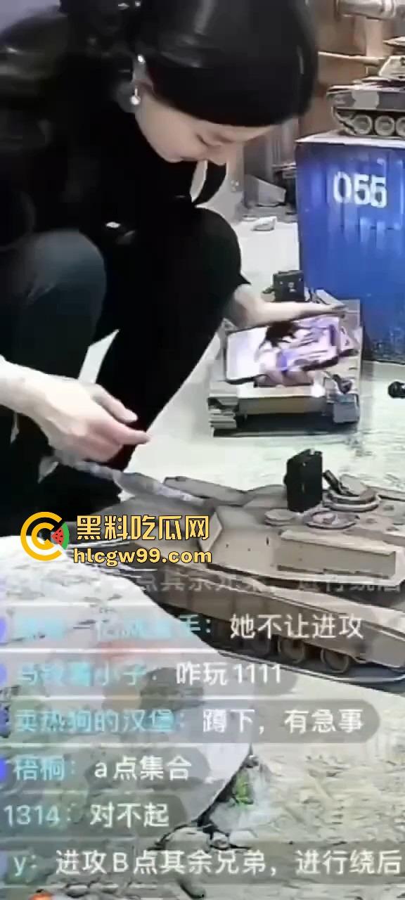 抖音『鑫荣佳RC坦克大战』玩出花,粉丝控制坦克B点猛攻,主播丝袜一天换三条,守着B点被戳到怀疑人生!-11