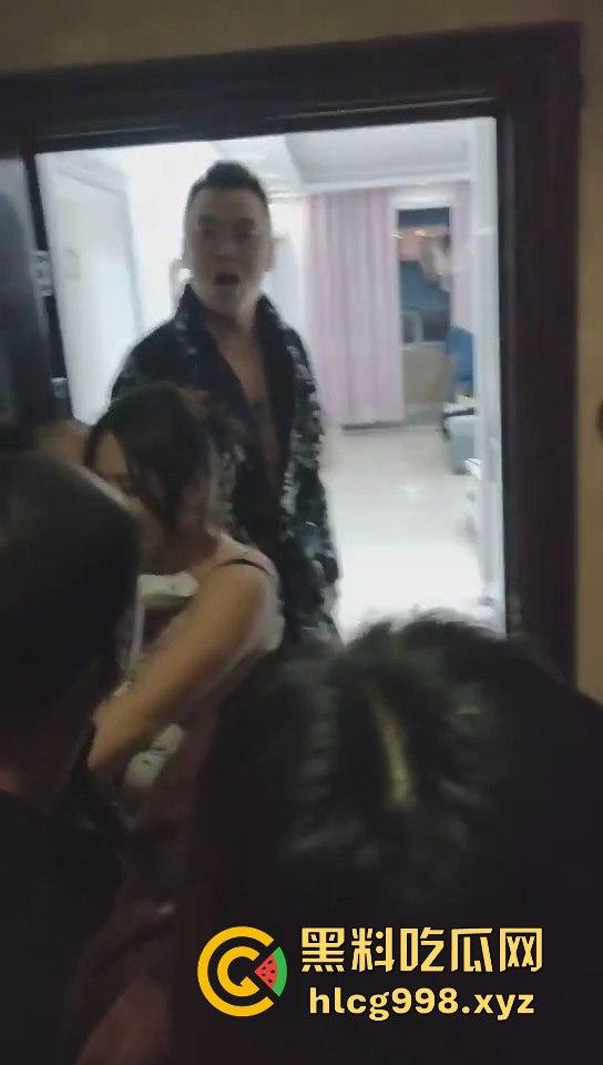 山东抖音骚货【莉莉安】刚生完孩子就耐不住寂寞！租房偷情被老公捉奸，场面乱成一锅粥！-10