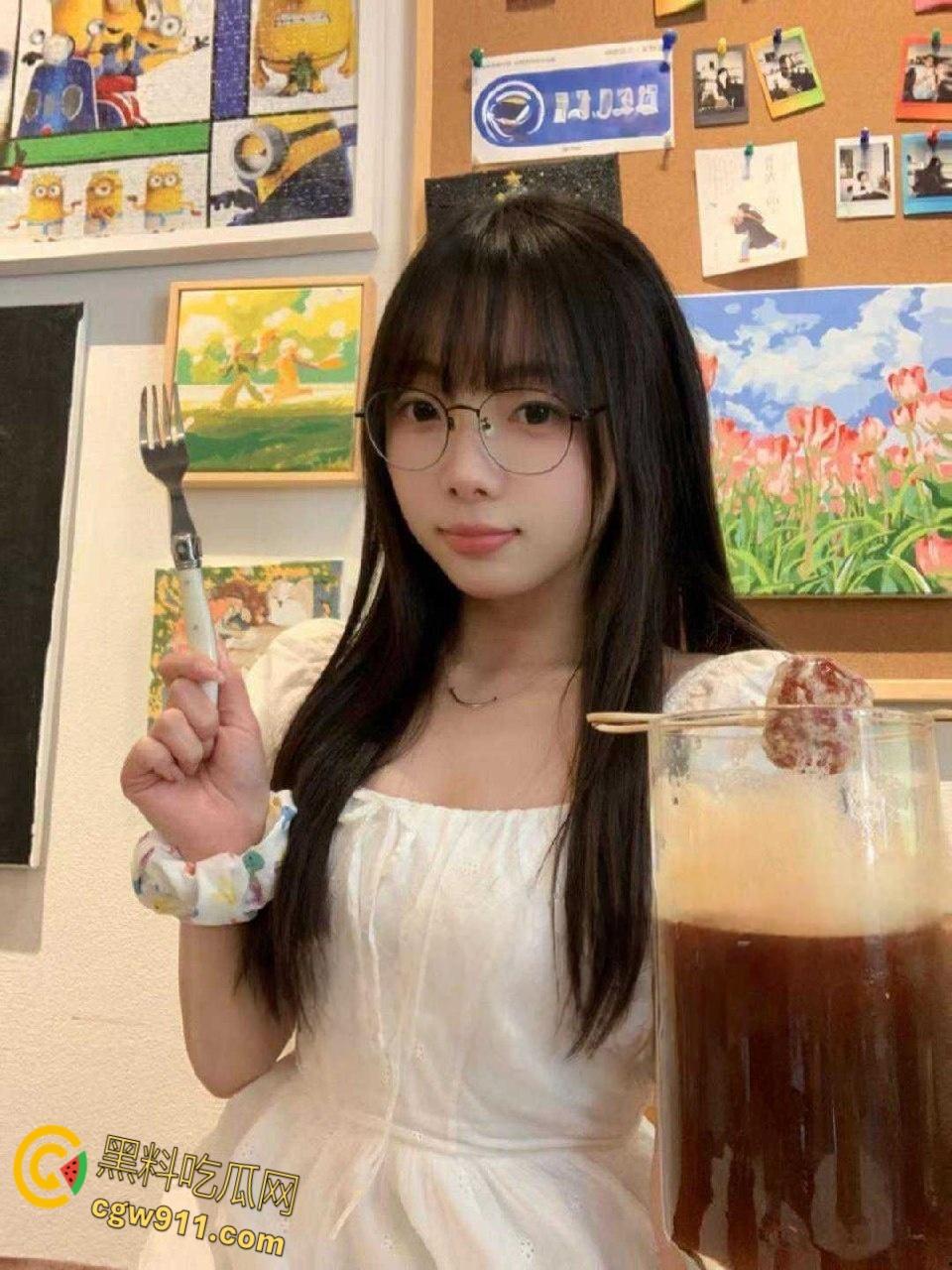 沈阳农业大学研究生【贺芳欣】，被前男友肆意调教无套爆操，玩腻后惨遭抛弃，眼镜妹不仅反差还傻白甜 ！-3