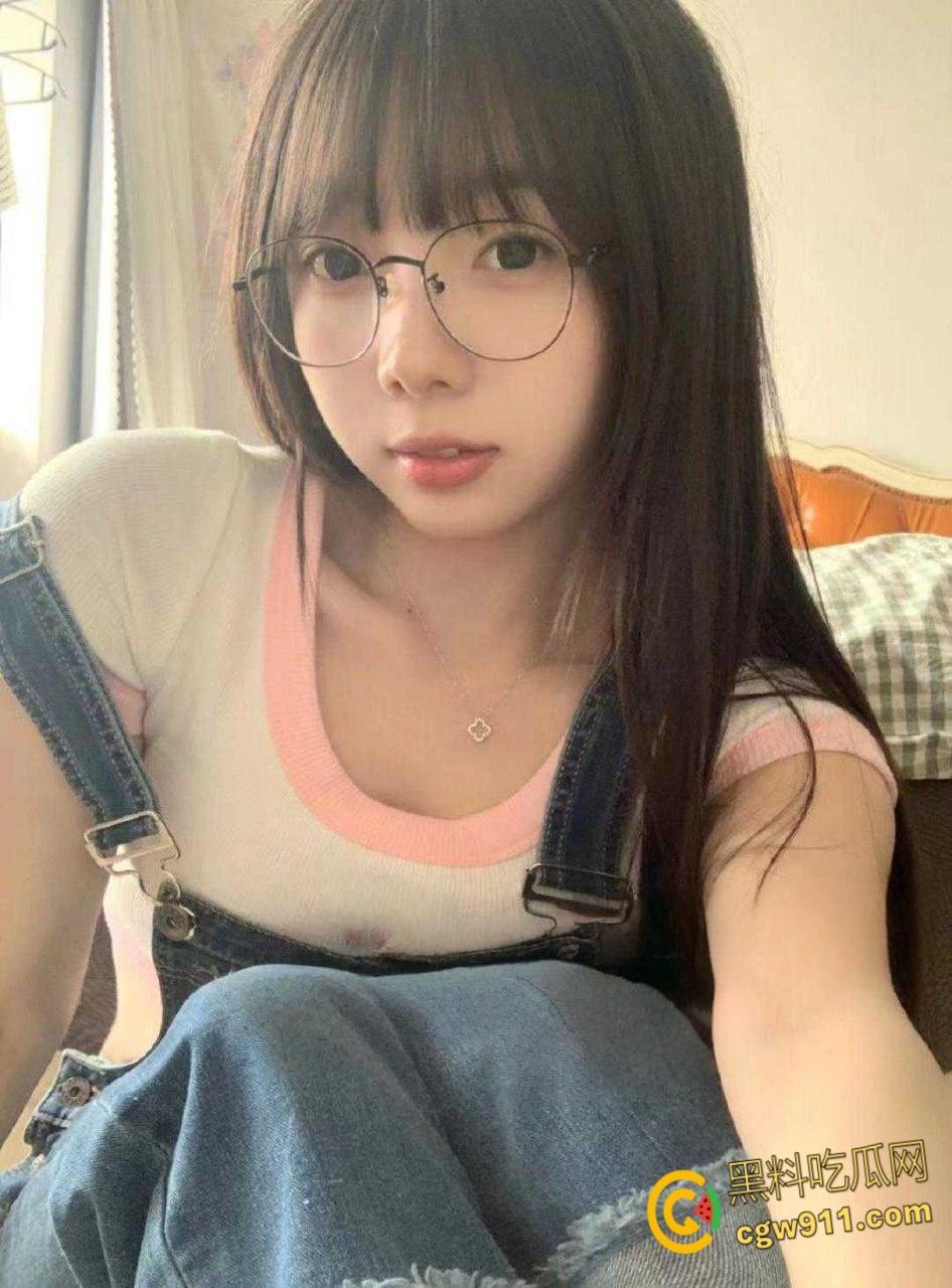 沈阳农业大学研究生【贺芳欣】，被前男友肆意调教无套爆操，玩腻后惨遭抛弃，眼镜妹不仅反差还傻白甜 ！-4