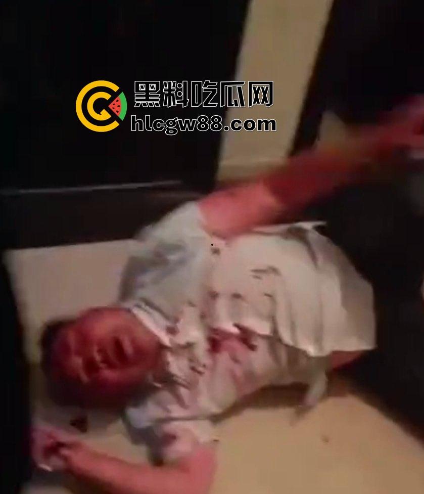 安徽一对奸夫淫妇被捉奸在床，女方亲戚暴打一顿，淫妇吓呆不敢吭声，男的被拖楼道棍棒伺候血流满地！-3