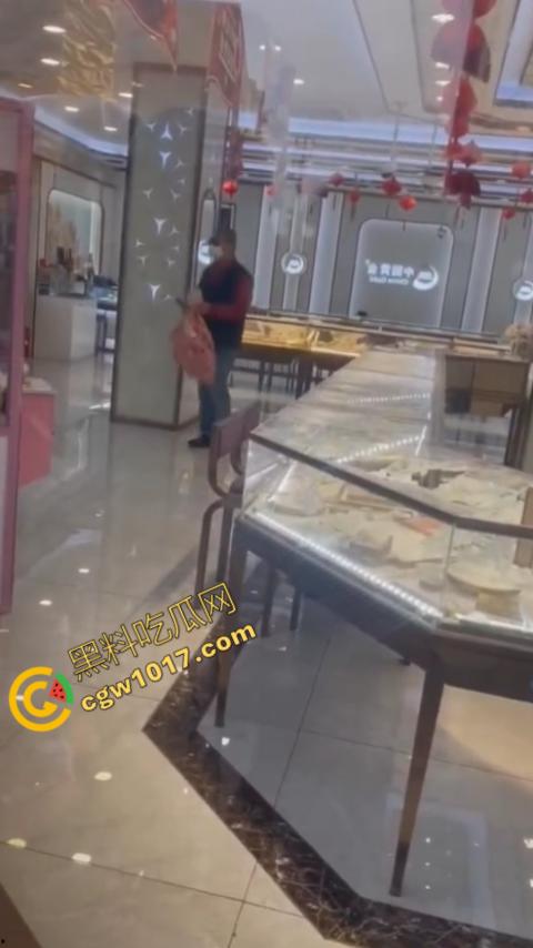 史上最强劫匪：上海金店惨遭口罩男子持锤密集猛砸，围观群众惊呼声交织，持锤狂徒现场被擒！-6