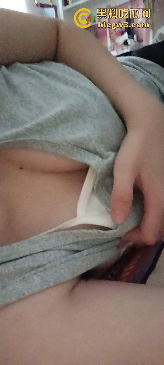 清纯高中生自拍震撼曝光，粉嫩肉穴掰开自慰，娇喘一口一个爸爸，这反差让人顶不住！-7