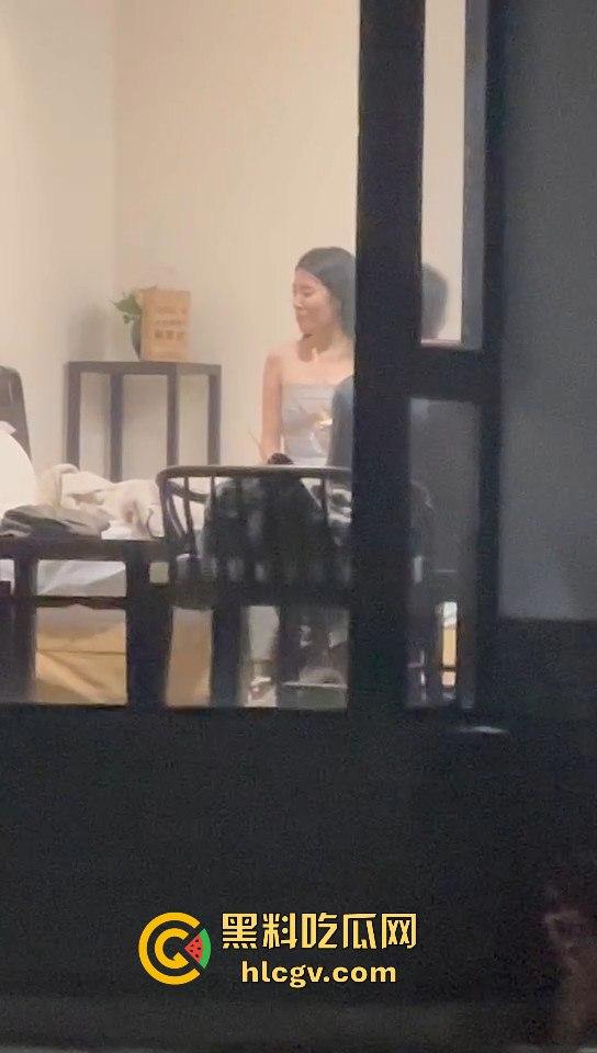 天津现代传媒职业学校马老师带学生写生写进酒店? 还故意不关窗帘，向学生炫耀？不料其他学生拍下发学校网！-10