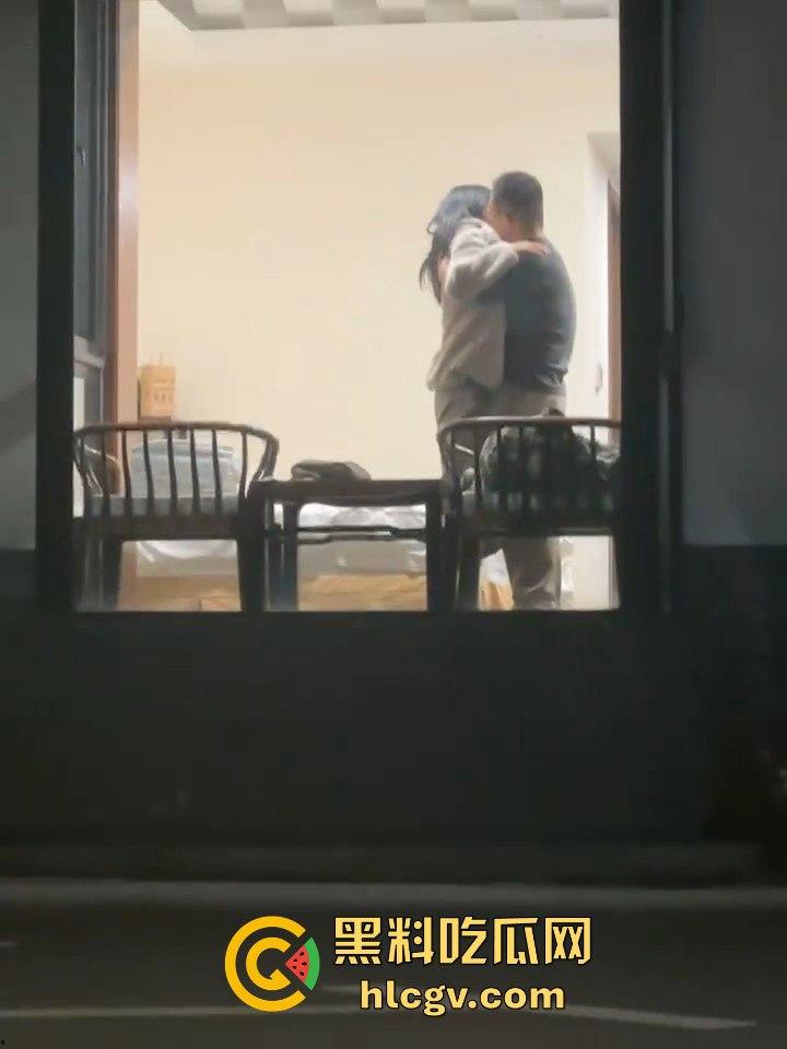 天津现代传媒职业学校马老师带学生写生写进酒店? 还故意不关窗帘，向学生炫耀？不料其他学生拍下发学校网！-13