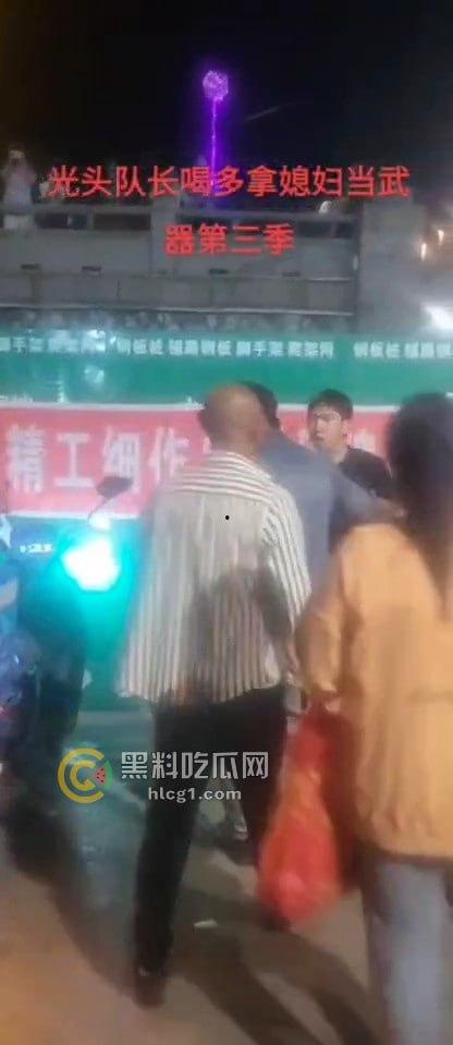 佳木斯江边保安醉酒闹事，欺负小孩还拿媳妇当挡箭牌，路人都在骂他娘！-3