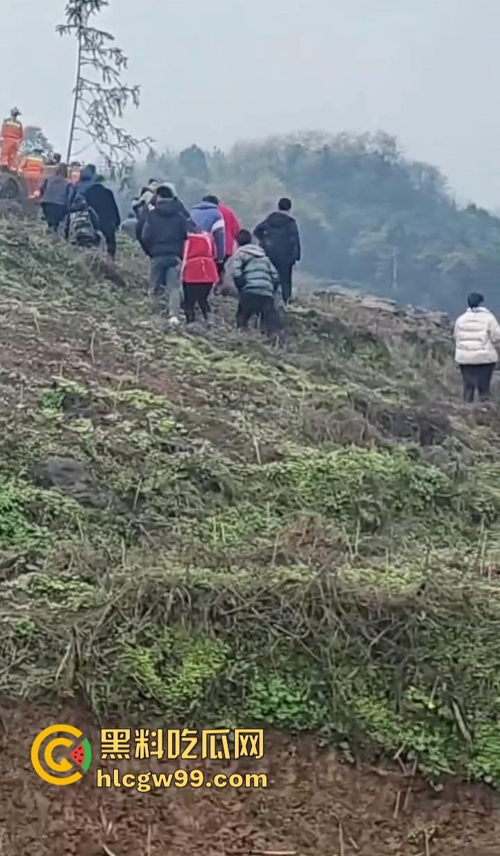 四川宜宾筠连县突发山体滑坡 多间民房瞬间被吞噬 人员被埋 官兵火速展开紧急救援！-5