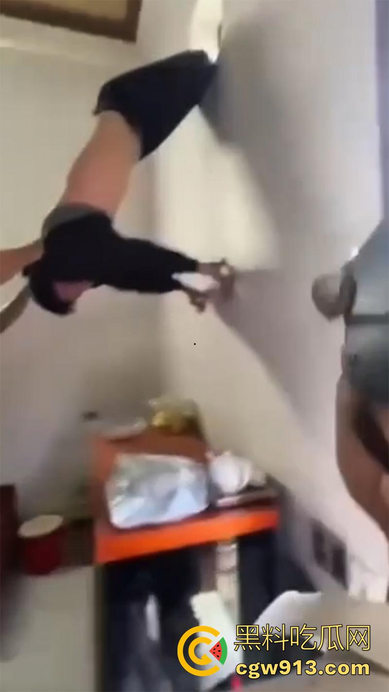 小偷也需要智商啊，越南南定省一名年轻人进行盗窃时，两只脚意外被窗户卡住，最后被警察解救下来！-3