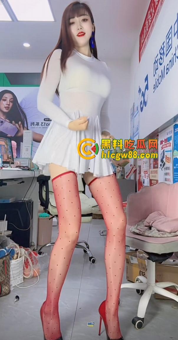 河南商丘移动熟妇『L~ye』直播丝袜勾人不卖业务，黑丝爬地被大哥调教，大哥带假鸡巴增粗套爆操！-8