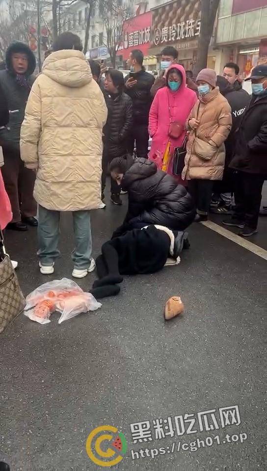 年少有为！河北定州美女当小三  被正房当街暴打 老男人就这么有魅力吗-5