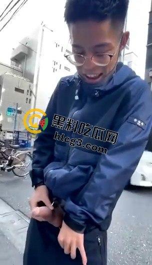 公共场所疯狂自慰，胆量堪比超级英雄，这样的行为真敢看！-7