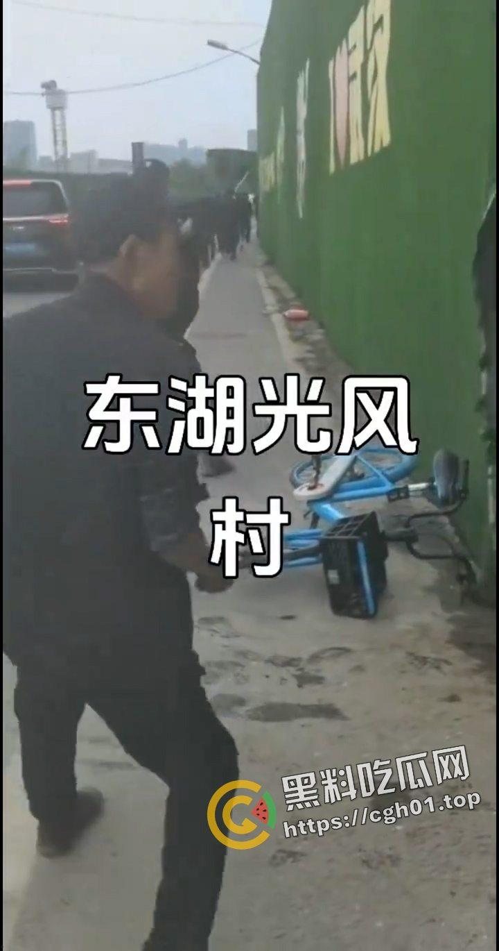 武汉东湖风光村强拆事件！拆迁队和村民大混战 警察在一旁无动于衷 相关话题全网删除 现场视频流出-6