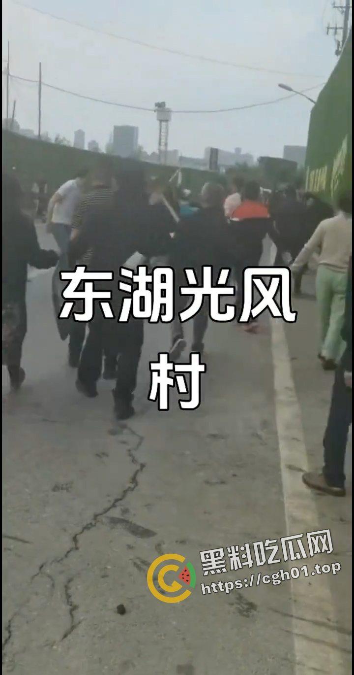武汉东湖风光村强拆事件！拆迁队和村民大混战 警察在一旁无动于衷 相关话题全网删除 现场视频流出-7
