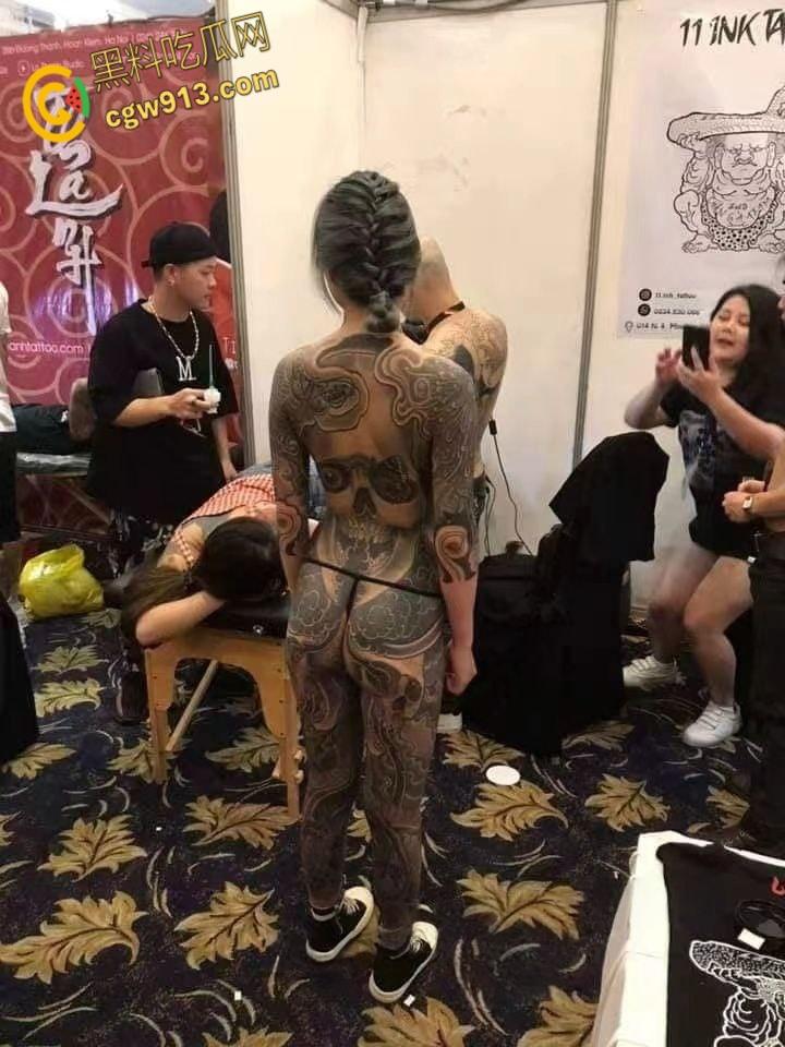 纹身展全裸欣赏纹身小妹，展现好女孩风采，创意胆大纹身设计，揭开艺术圈新星的独特魅力！-1