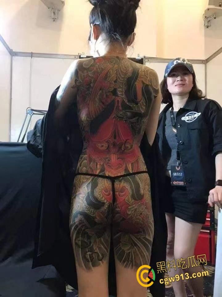 纹身展全裸欣赏纹身小妹，展现好女孩风采，创意胆大纹身设计，揭开艺术圈新星的独特魅力！-4