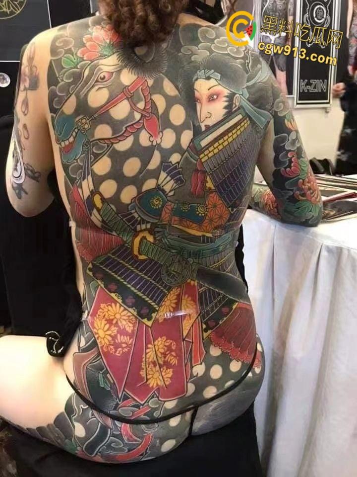 纹身展全裸欣赏纹身小妹，展现好女孩风采，创意胆大纹身设计，揭开艺术圈新星的独特魅力！-5