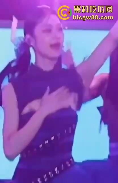 韩国kpop组合【幻蓝小熊】 媛媛 台中跨年走光露黑乳晕，粉丝偷拍起哄，财阀操嫩穴传闻爽爆网络-12