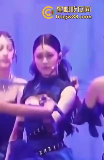 韩国kpop组合【幻蓝小熊】 媛媛 台中跨年走光露黑乳晕，粉丝偷拍起哄，财阀操嫩穴传闻爽爆网络-15