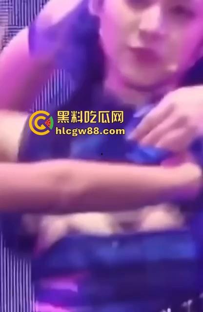 韩国kpop组合【幻蓝小熊】 媛媛 台中跨年走光露黑乳晕，粉丝偷拍起哄，财阀操嫩穴传闻爽爆网络-16