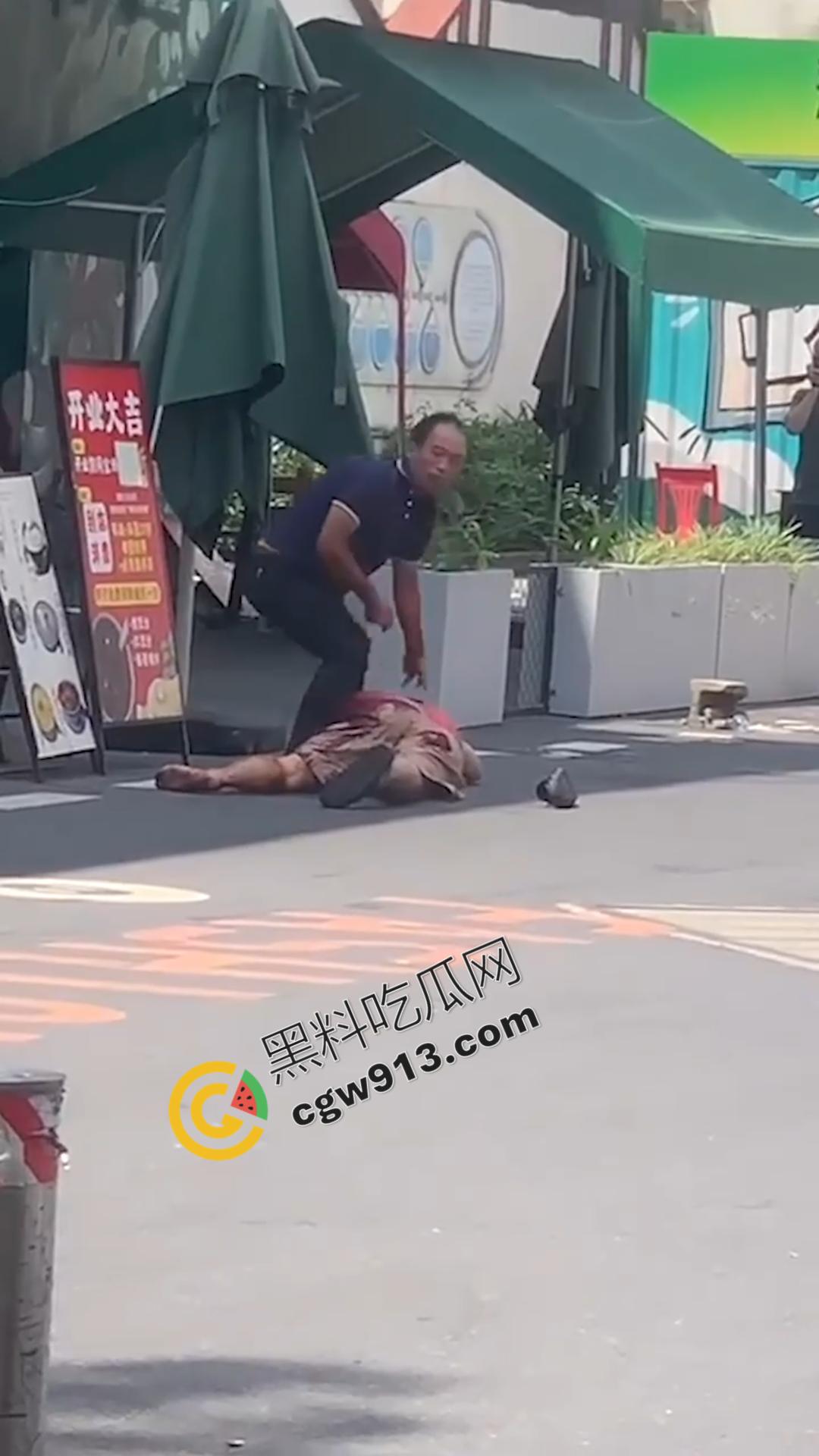 血淋淋屠夫现身广州东晓南，光天化日之下残忍取人性命，手段令人发指光是看视频都觉得毛骨悚然-2